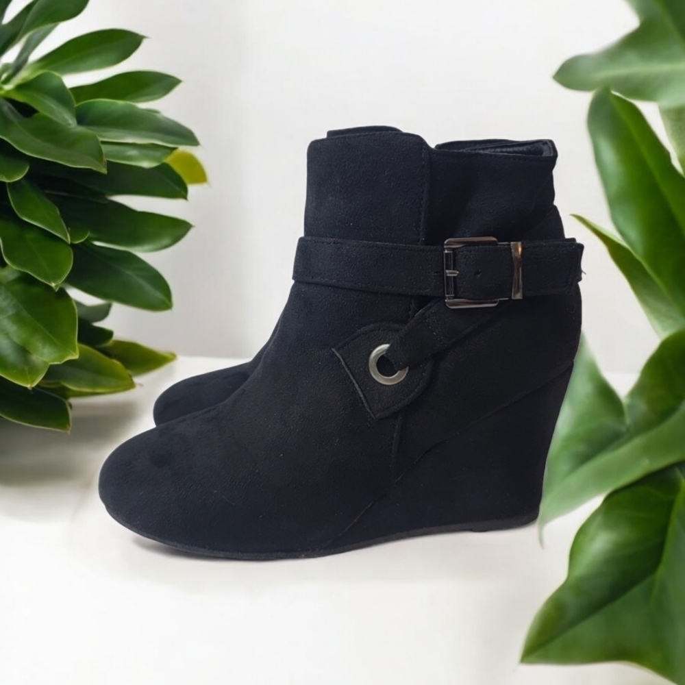 Alexis Bendel woman's size 9 Heeled (3") zip-up boots.